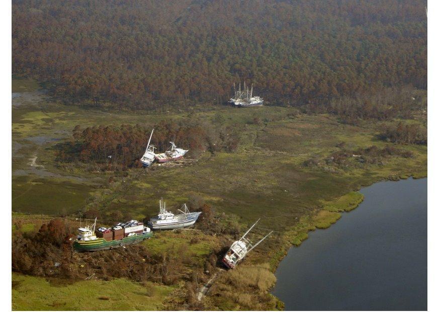 Foto boten op land na orkaan