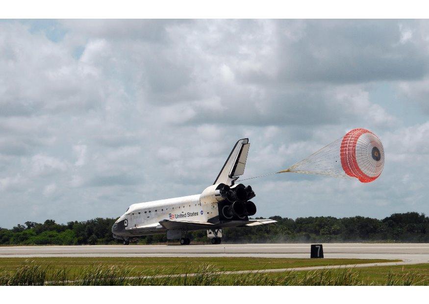 Foto landing space shuttle