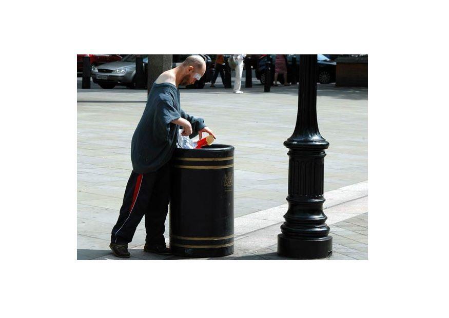 Foto man op zoek naar voedsel in londen