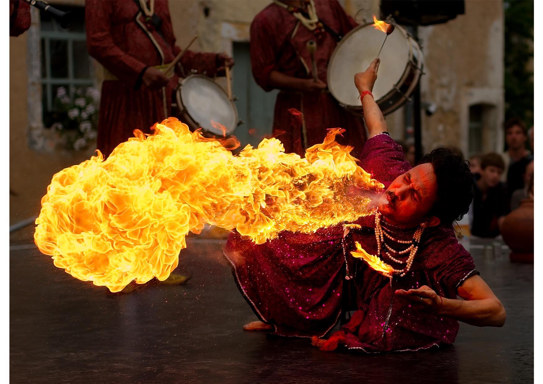 Foto vuurspuwer van de jaipur maharaja brass band